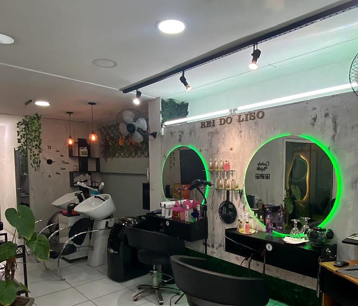 Espaço real do Salão Santty com estações de atendimento e espelhos iluminados
