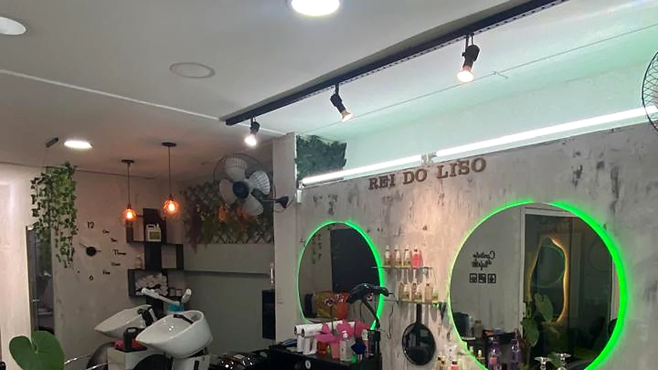 Espaço real do Salão Santty com estações de atendimento e espelhos iluminados